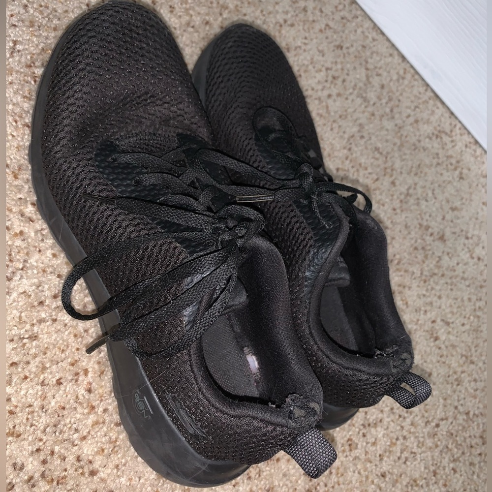 Black sketchers athletic shoes